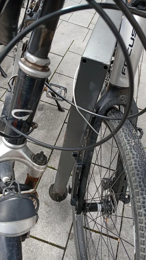 Someone locked their bycicle with Mine and now I'm stuck