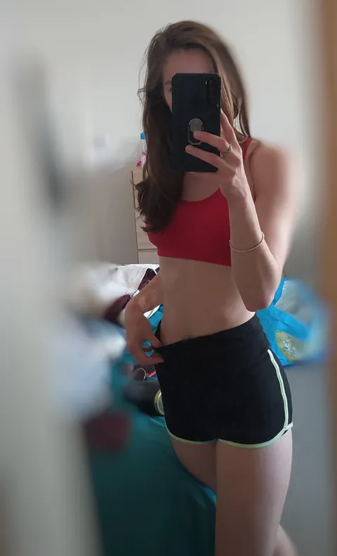 A little run in the tiniest shorts and bra to brighten the days of all the Dads in the park 😇 [F]