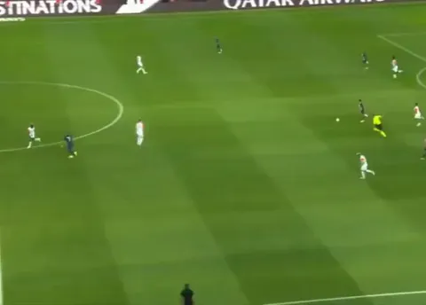 PSG counter attack, Mbappe doesn't get the ball, so he gets angry, turns around and stops running.