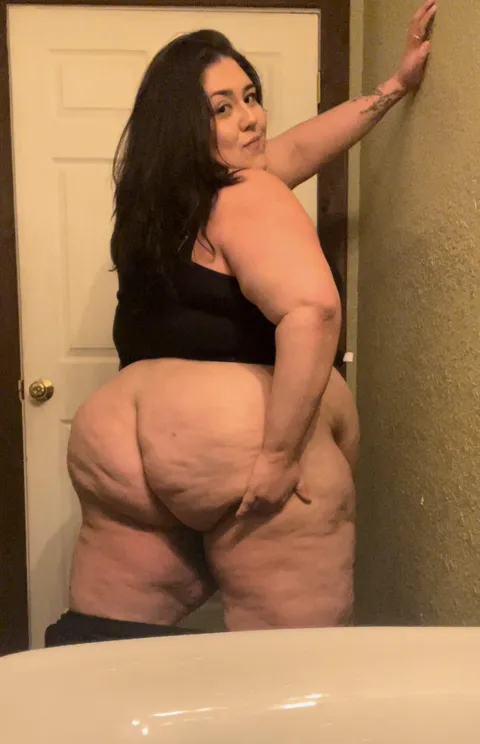 Low quality pic in the gas station bathroom bc I’m addicted to showing you guys my ass🍑