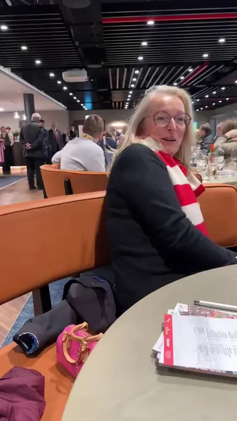 Mum wins predict the score competition &amp; is presented with a Southampton shirt. They lost 0-5 vs Brentford