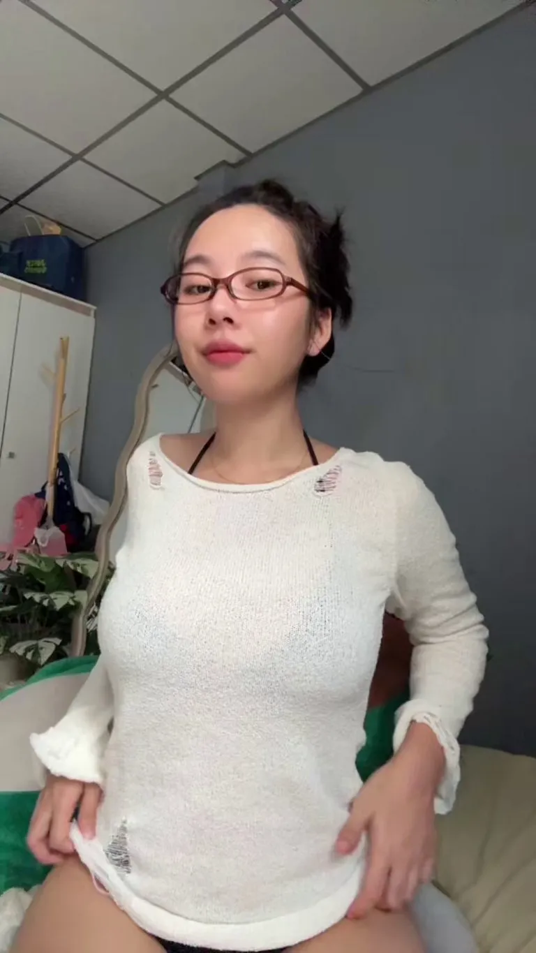 Your daily reminder to jerk off to Asian tits