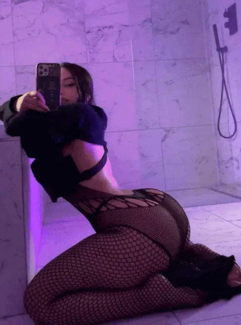 Omggghh HOW do you get your ass that FAT?! I wanna have a big stupid wobble-wagon of ass meat clapping behind meee!! hmnngh…