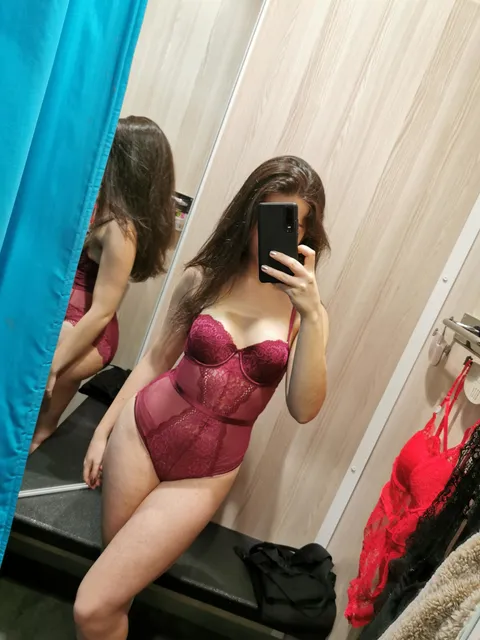 Just got verified here so enjoy a photo [f]rom work changing rooms 💗