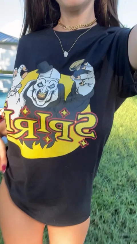 Here’s what’s hiding under my oversized t shirt😝