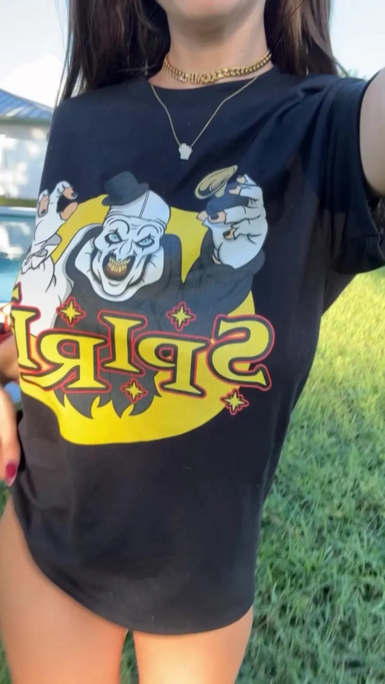 Here’s what’s hiding under my oversized t shirt😝