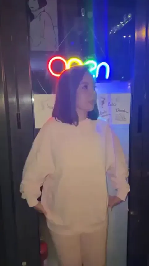 Public Tits (Reveal)