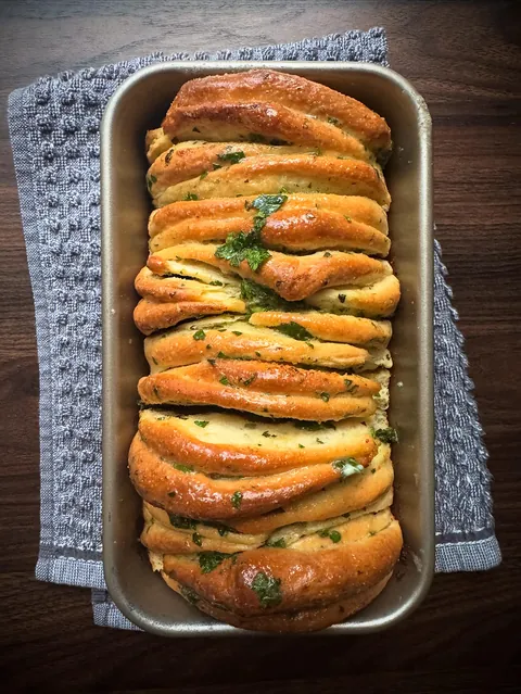 [homemade] Sourdough Pull-Apart Garlic Bread