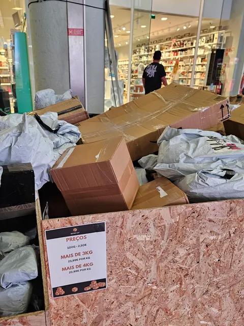 This shop in Portugal sells undeliverable packages as mystery boxes for €25 per kilo