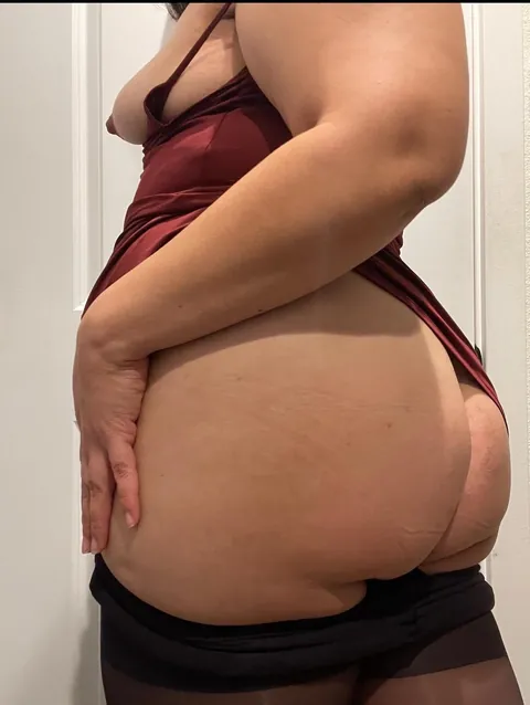 Got too drunk at a Christmas party and had to come home immediately to show off for yall 🖤🎄