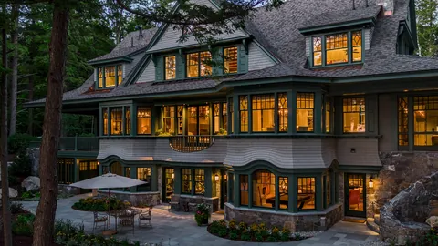 Shingle style lakefront retreat on the shores of Lake Winnipesaukee, Wolfeboro, New Hampshire [2000×1124]