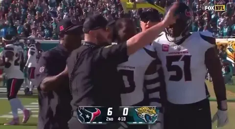 [Highlight] Jaguars fans throw objects at Azeez Al-Shaair as he gets escorted to the locker room