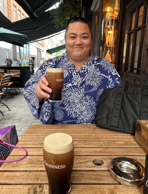Japans top Sumo Wrestler went to London for a tournament, look at the tourist photos they took