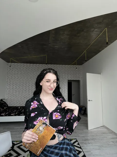 swipe to see my boobs &lt;3