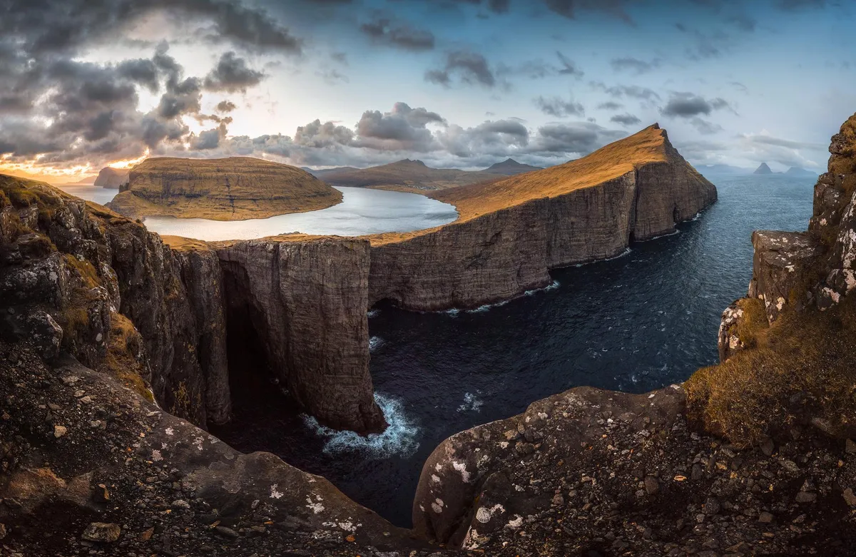 Panorama of Lake Sørvágsvatn (a.k.a The Lake Above the Ocean), Faroe Islands [OC] [1920x1249]