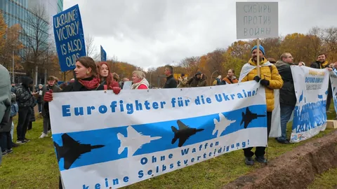 Photos from the Russian anti-war opposition march in Berlin today.