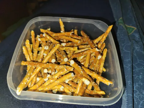 My dollar store pretzels have no ends. It's just one long pretzel broken to size.