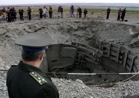 On June 1, 1996, in accordance with the Budapest Memorandum, Ukraine transferred its last nuclear missiles to Russia, becoming a non-nuclear state.