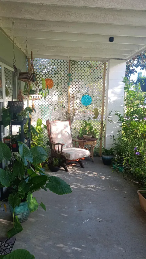 Cozy front porch 