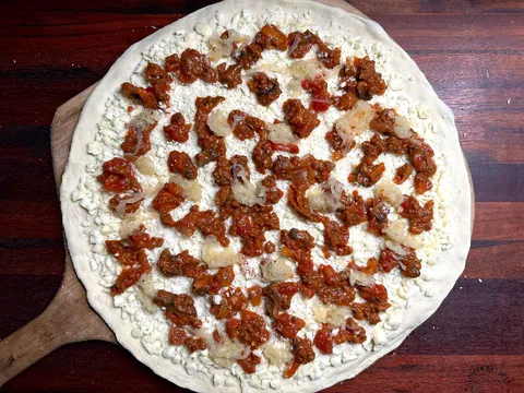 [Homemade] pizza with chunky meat sauce