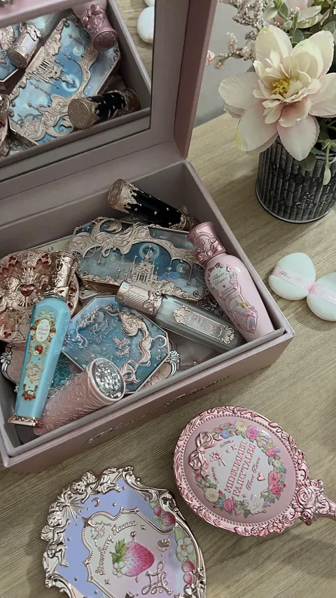 My flower knows collection 🥹🫶🏼 definitely the prettiest makeup out there