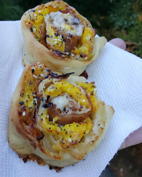 [Homemade] Ham, cheese and egg breakfast pinwheels.