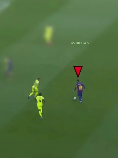 Messi’s body feints are absolutely insane .