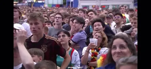 Spanish fan celebrating in a German watch-along 
