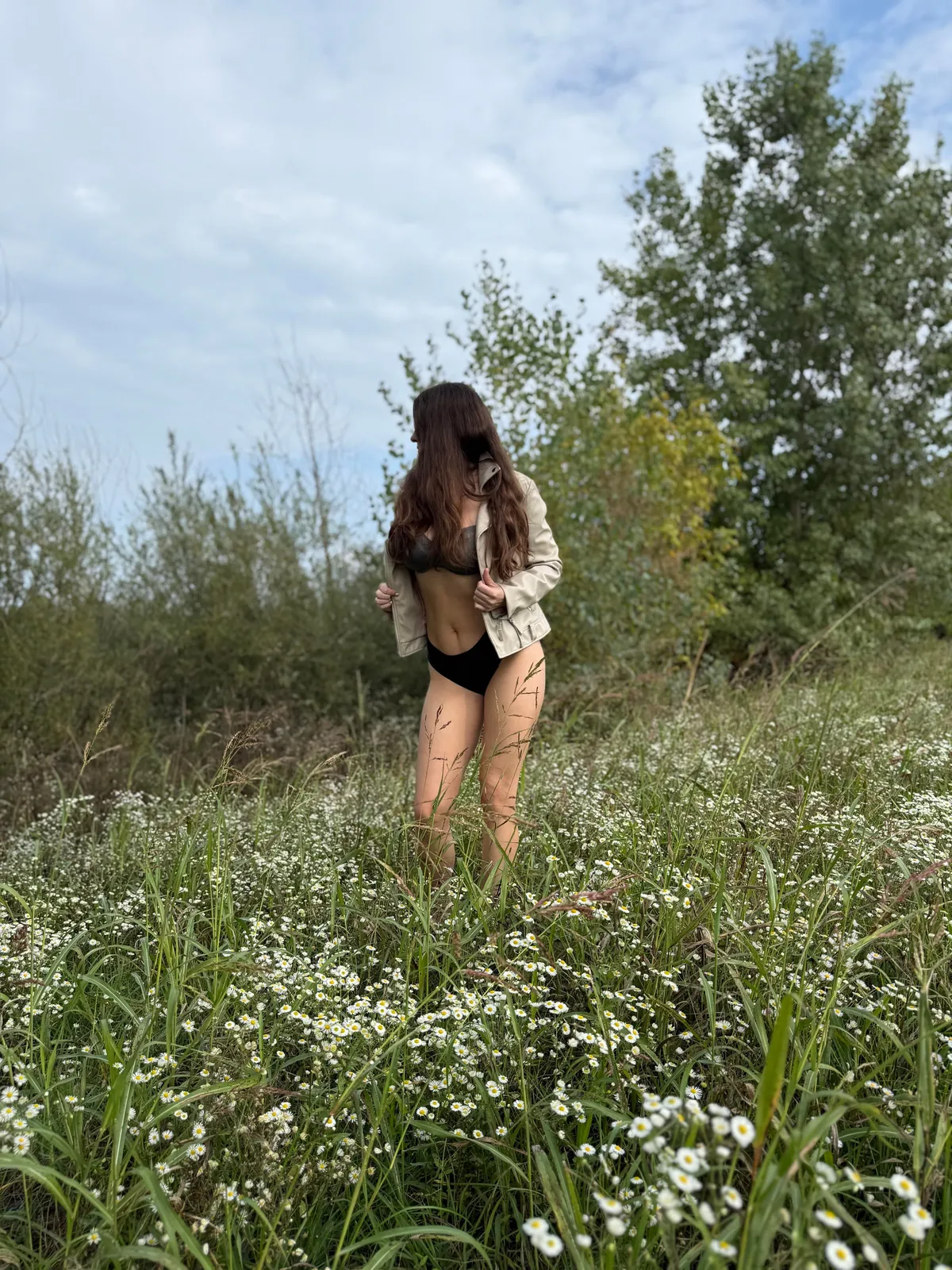 Sunshine, flowers, and no clothes (f)
