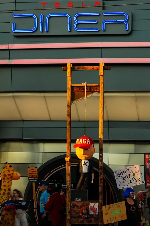 The Tesla Diner in Hollywood threw a Halloween party tonight… so the protesters outside did too [OC]