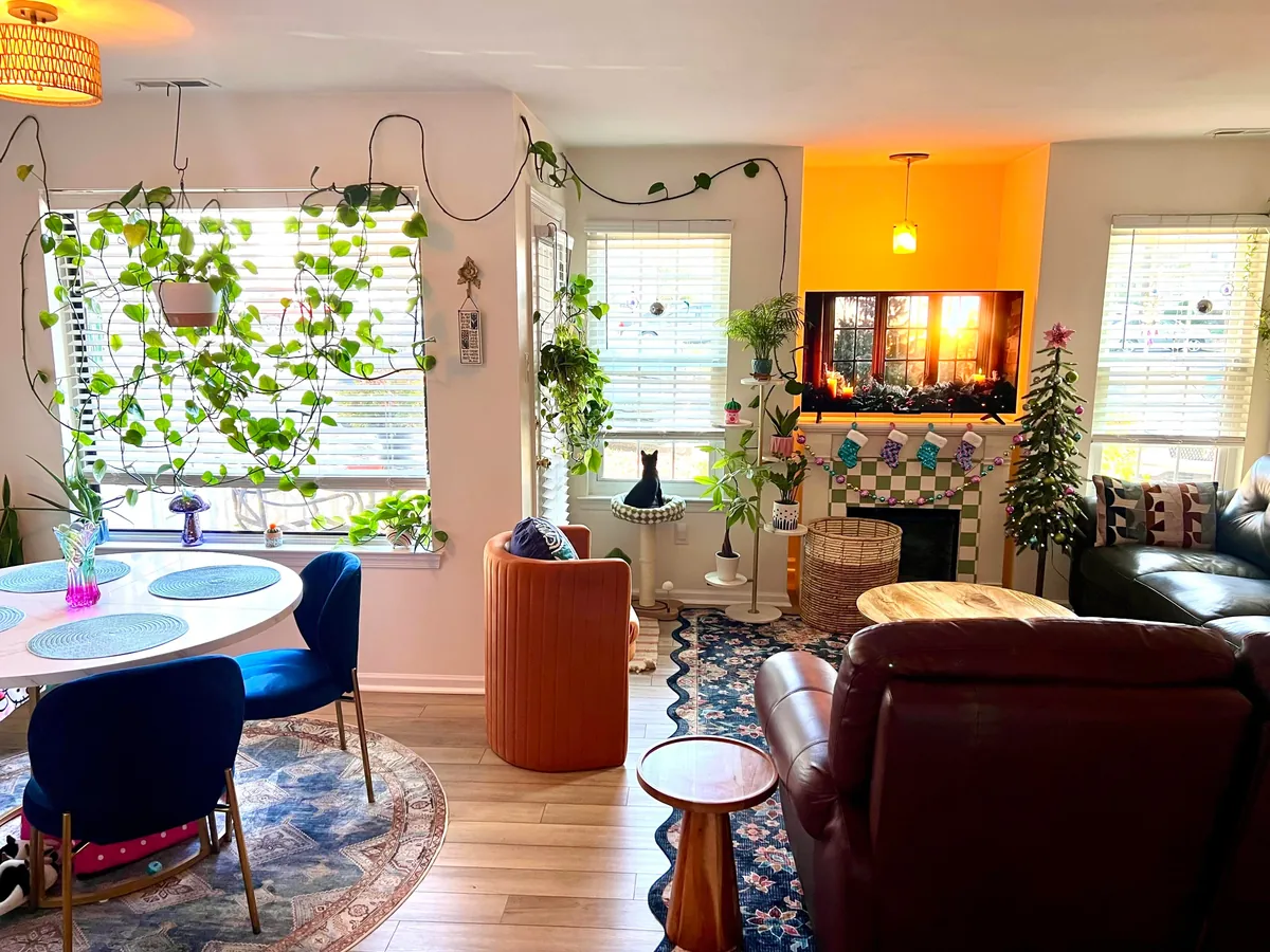 Baking and making snowflakes while my girl lounges in the window 🐈‍⬛💛