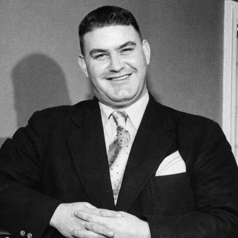 Ferdinand Demara, known as 'The Great Impostor,' posed as a surgeon aboard a Navy destroyer during the Korean War. When forced to operate on 16 patients, he speed-read a general surgery textbook and successfully performed all procedures without any deaths.