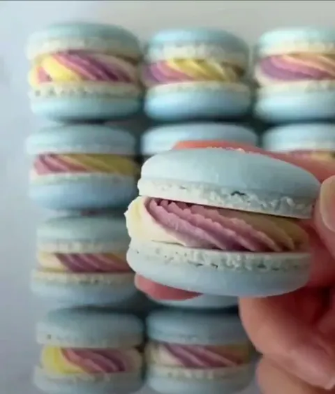 Making pastel Macarons