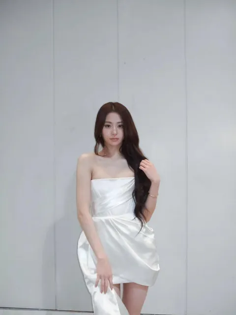 LE SSERAFIM - Yunjin