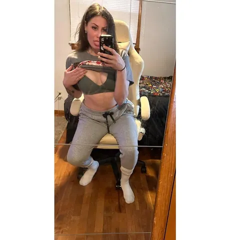 Tell me honestly, does my mom bod give you a boner? 🧐➡️ F25