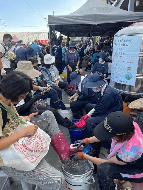 Thousands of Taiwanese Packed Trains to Help After Floods — Told ‘You’re Supermen,Pay Us Later’ [OC]