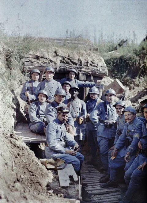 Not colorized, Autochrome shot of French soldiers at their trench, circa (1917)