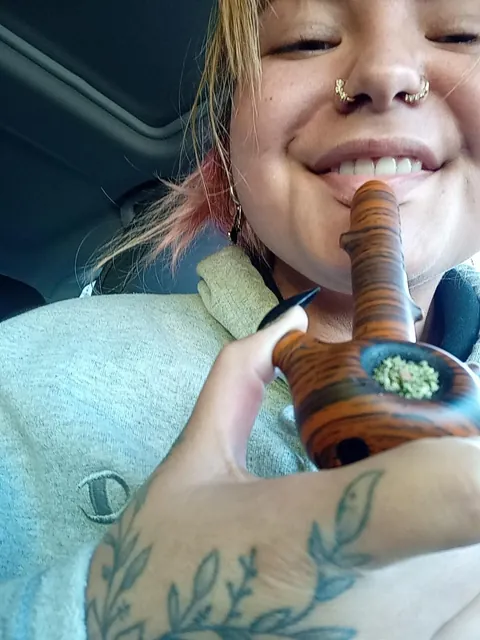 Time [f]or a smoke break, you get a quick lil peek 😘