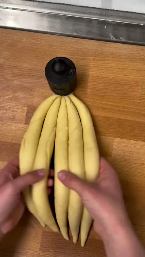 Braiding a 5 strand bread