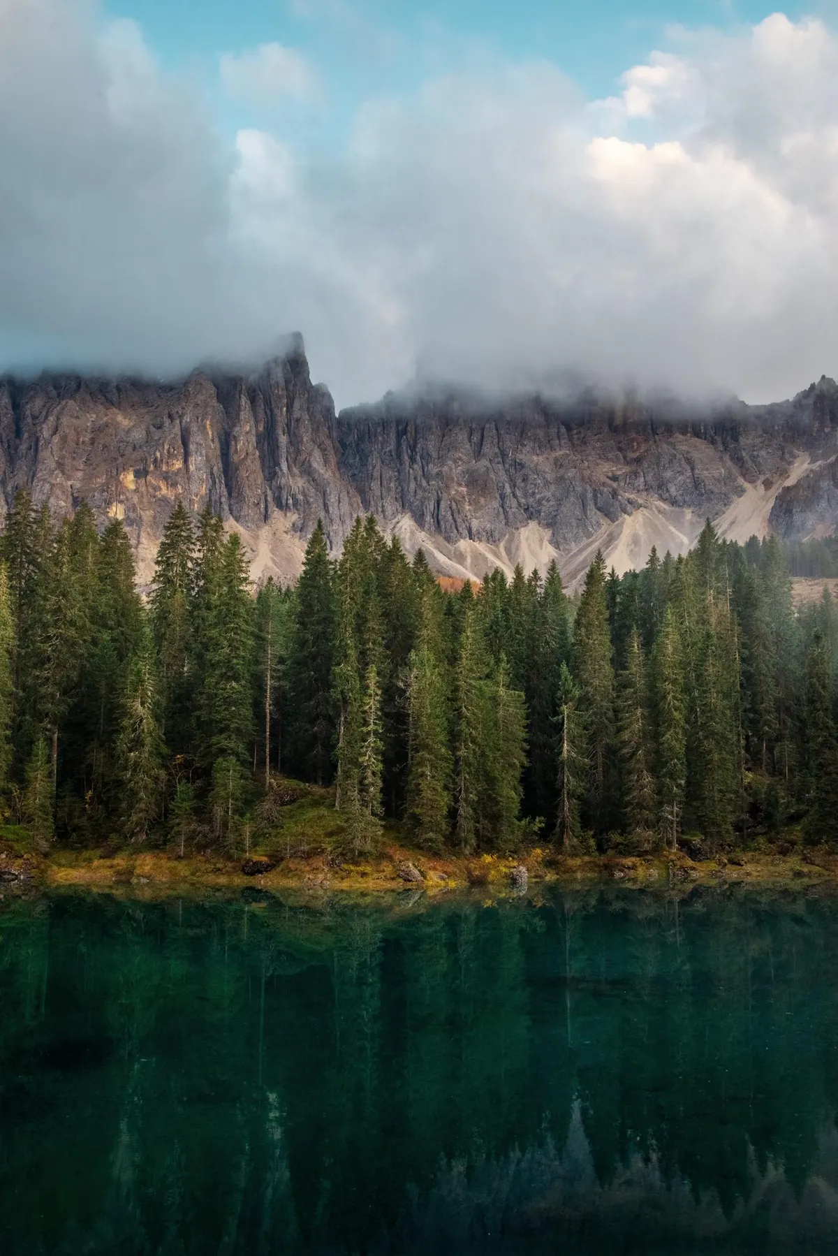 Misty peaks and Softbox-like lighting the Dolomites, Italy [OC][1335x2000]