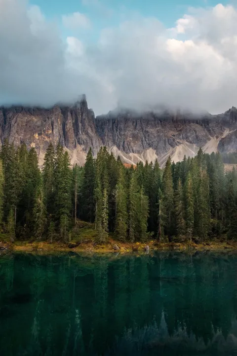 Misty peaks and Softbox-like lighting the Dolomites, Italy [OC][1335x2000]