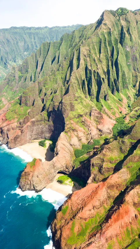 I got the chance to catch a single engine cessna flight around Kauai Hawaii just as the rain clouds let up and shot the magnificent Nā Pali coastline [OC] [1242x2208]