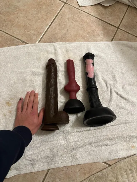 Who want to see my ass eat a dildo