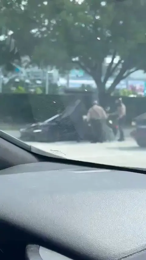 Miami Dolphins star WR Tyreek Hill was detained by police today entering the stadium for a driving violation, per his agent Drew Rosenhaus. But Rosenhaus said Hill will play today. 