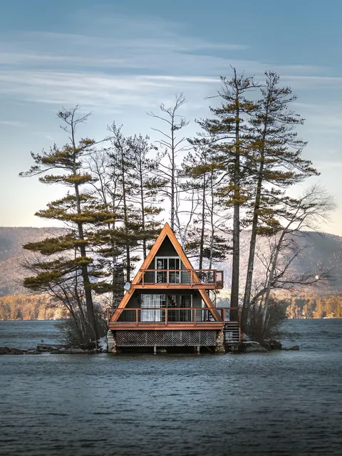 Famous Oliver Lodge (Lake Winnipesaukee, Meredith, New Hampshire, US)