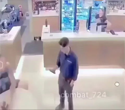 Waiter being attacked suddenly recalls his boxing training