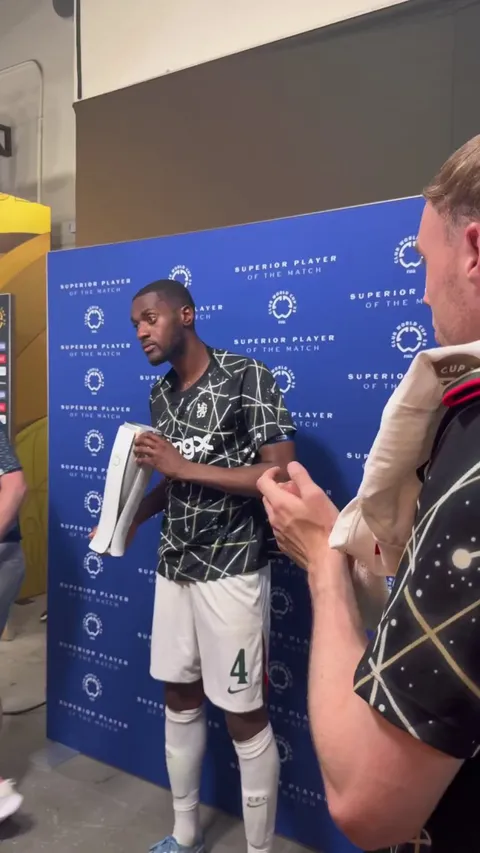 Cole Palmer clapping for Tosin as he wins the Superior Player of the Match Award