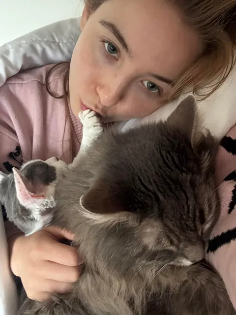 lets try this again 🫣 22F  (crazy vegan cat lady, polyamorous)