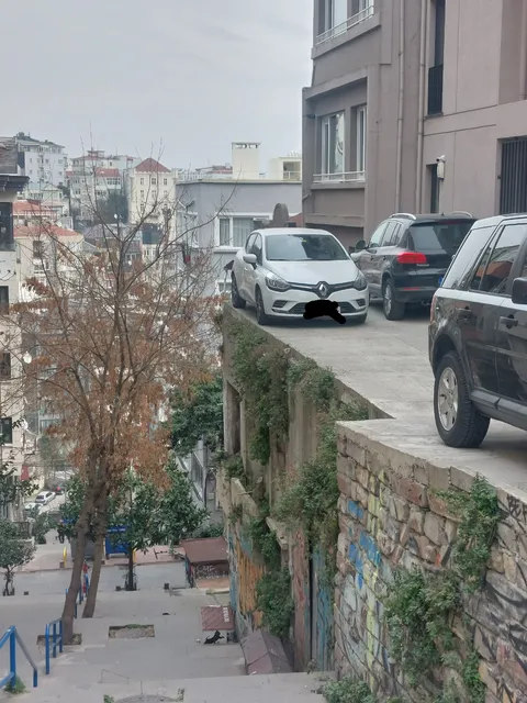 Car parking without saftey barriers 