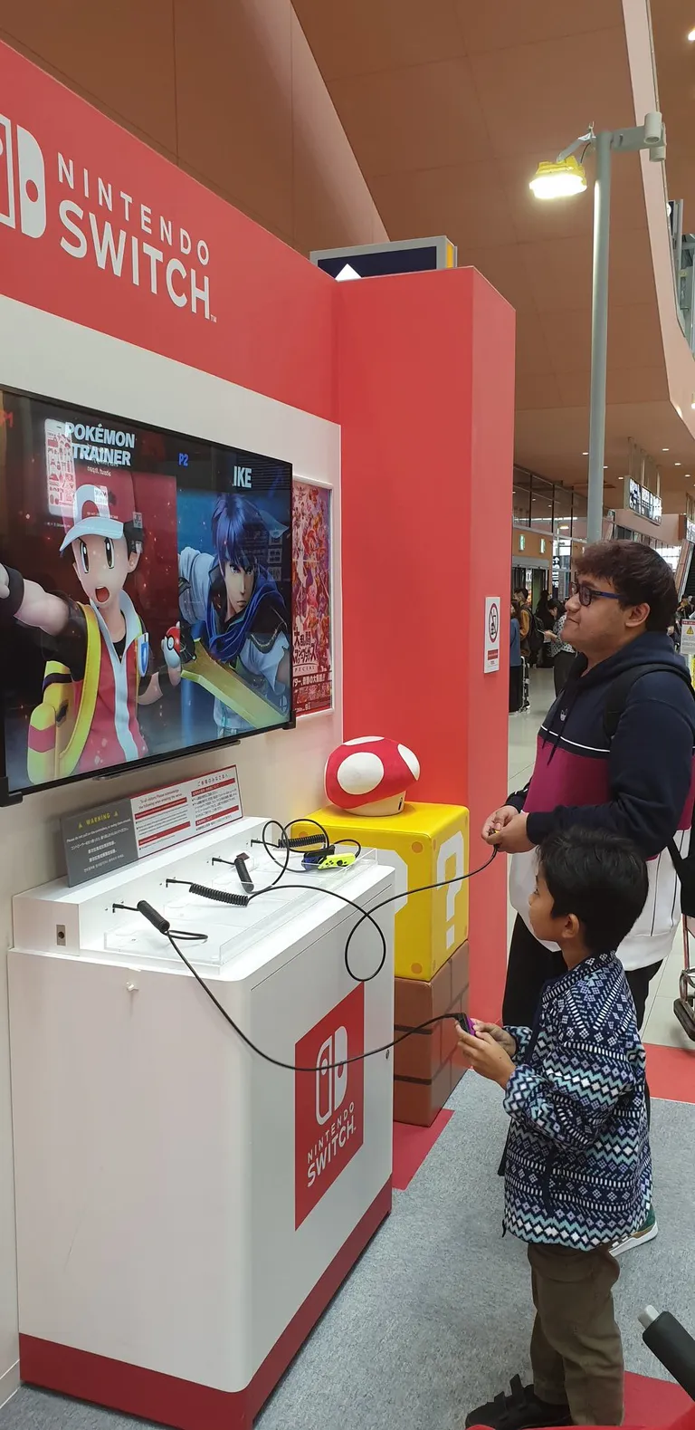 This little kid playing Smash Ultimate at the airport has no idea that he's playing against MKLeo, the #1 ranked player in the world.